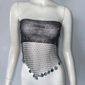 Dettaglio del top a rete nero con strass e paillettes argentate pendenti - S / Nero
