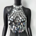 Dettaglio della catena per il corpo con paillettes argento su un manichino nero - Taglia unica / Argento