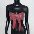 Detalle de top de lazo rojo con pedrería, perlas y tirantes halter ajustables - S / Rojo
