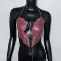 Dettaglio del top a canotta in maglia metallica rosa con strass e design a cuore rotto - S / Rosa
