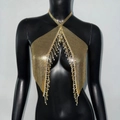 Dettaglio del top halter in maglia dorata con frange di strass per festival musicali - S / Oro