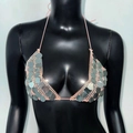 Dettaglio del top a fascia in rete rosa con paillettes tonde argento per festival - S / Spalline Nude Paillettes Argentate