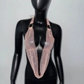 Top halter con cuentas rosas con diseño de malla brillante y detalle de anillo de metal - S / Color Piel