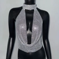 Dettaglio del top all'americana con paillettes argento con profondo scollo a V e collarino - S / Argento