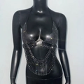 Dettaglio di un top all'americana nero con strass scintillanti e anello in metallo argento - S / Nero