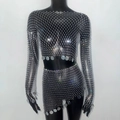 Dettaglio del crop top e gonna in rete di strass argento con paillettes metalliche lucide - S / Argento