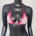 Dettaglio del top bikini in rete rosa con strass e allacciatura al collo per festival - S / Rosso Sfumato