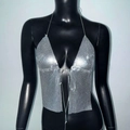 Dettaglio del top all'americana con paillettes argento con trama mesh e lacci sul davanti - S / Argento
