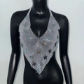 Dettaglio del top a canotta in rete con paillettes argento e ciondoli a stella metallici - S / Argento