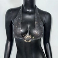 Detail eines Strass-Halter-Tops mit einem gewellten goldenen Metallring-Verbinder - S / Schwarz