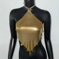 Detail eines goldenen Pailletten-Halter-Tops mit Kettenhemd-Textur und Fransenquasten - S / Gold