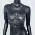 Dettaglio di un sexy top a rete con strass scintillanti su tessuto a rete nero - S / Nero