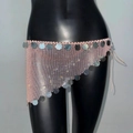Detail des rosa Strass-Netz-Minirocks mit silbernen Pailletten und asymmetrischem Saum - S / Hautfarben