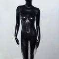 Dettaglio dell'abito a rete nero con strass scintillanti e frange sul fondo - S / Nero