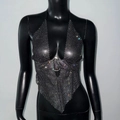 Detail von schwarzem Neckholder-Top mit glänzenden Strasssteinen und silbernem Ring - S / Schwarz