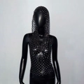 Dettaglio del gilet a rete con cappuccio e strass scintillanti per feste e festival - S / Nero