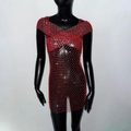 Detail van sexy rode visnetjurk met strass en diepe V-hals voor feestelijke avond - S / Rood