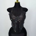 Dettaglio del top a rete con strass e scollo all'americana con anello metallico - S / Nero