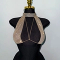 Detailaufnahme der funkelnden silbernen Strass-Körperkette mit Halterneck-Design - S / Gold