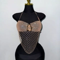 Halter-Top aus champagnergoldenen Strasssteinen mit Metallschnalle und Netz-Fransen - S / Gold