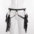 Dettaglio dell'imbracatura punk in pelle con borchie a stella e lunghe frange nere - Nero