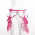 Dettaglio di cintura punk in pelle rosa con borchie a stella e frange lunghe - Rosa Rossa