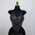 Catena corpo con paillettes argento e sei strati di perle bianche su un manichino nero - S / Argento