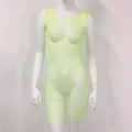 Gros plan d'une robe en résille vert fluo avec des strass brillants et transparents - Vert Néon Col Carré