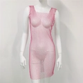 Détail de la robe résille rose fuchsia avec strass et motifs évidés sophistiqués - Rose Rouge Col Carré