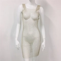 Détail de la robe en résille dorée avec strass brillants et design sans manches - Or Col Carré