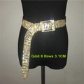 Gros plan sur 8 rangées de strass dorés sur une ceinture mode de 3,1 cm avec boucle - Or à 8 Rangs avec Chaîne de Perles / 105cm