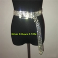 Détail macro de la ceinture strass argentée de 3,1 cm avec 8 rangées de cristaux - Argent à 8 Rangs avec Chaîne de Perles / 105cm