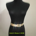 Dettaglio cintura dorata con strass larga 2,8 cm e 8 file di cristalli scintillanti - Oro a 8 Righe