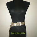 Détail d'une ceinture dorée à 10 rangées de strass avec cristaux étincelants sur mannequin - Or à 10 Rangs avec Chaîne de Perles / 105cm