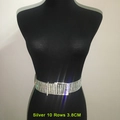 Détail de la ceinture en strass argentés à 10 rangs, largeur 3,8cm avec boucle carrée - Argent à 10 Rangs avec Chaîne de Perles / 105cm