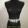 Dettaglio della cintura in strass argento a 10 file larga 3,5 cm su manichino nero - Argento a 10 Righe