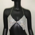 Detalle de la cadena corporal halter con pedrería plateada y sostén de cristales - Talla única / Plateado