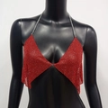 Vista detallada de top halter de pedrería roja con malla brillante y cadenas - Talla única / Rojo
