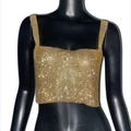 Λεπτομέρεια από χρυσό crop top με στρας, αστραφτερό πλέγμα και τετράγωνη λαιμόκοψη - XS / Χρυσό