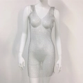 Dettaglio dell'abito a rete argento con strass scintillanti e profondo scollo a V - Taglia unica / Scollo a V Argento