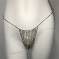 Detailweergave van de zilveren strass lichaamsketting met driehoekige franjes op een mannequin - Zilver