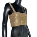 Dettaglio del top corto dorato con strass e finiture in cristallo scintillante - Top a fascia oro