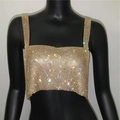 Dettaglio del crop top in maglia dorata con strass luccicanti per abbigliamento party - Taglia unica / Oro