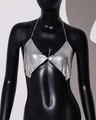 Détail du haut court à paillettes métalliques argentées sur un mannequin noir - Taille unique / Argent