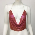 Détail du haut à paillettes métalliques dégradé rose avec col en V profond et chaînes - Rouge Iridescent Style Court 25cm