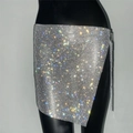 Detailansicht des silbernen Strass-Minirocks mit Seitenkette und hohem Schlitz am Saum - S / Silber