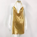 Dettaglio del tessuto in maglia metallica dorata su un abito da festa sexy con scollo - S / Oro