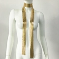 Dettaglio della lunga collana a sciarpa in maglia metallica dorata con paillettes su manichino - Sciarpa Lunga / Oro