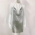 Dettaglio dell'abito con paillettes argento e maglia metallica con scollo a cappuccio - S / Argento