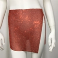 Detailaufnahme von leuchtend orangefarbenem Strass-Netz-Minirock mit Seitenschlitz-Effekt - S / Rot